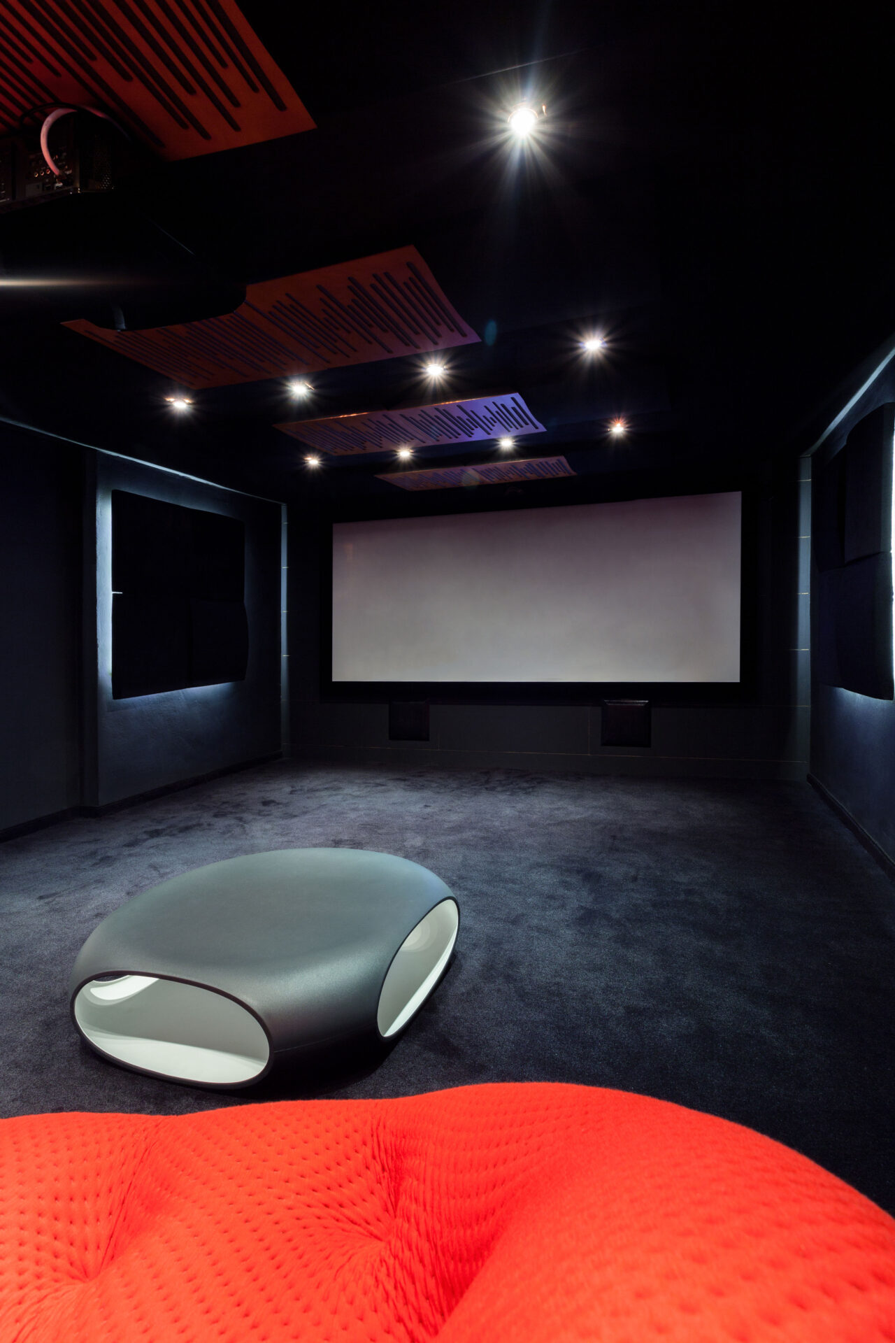 Plasma,Tv,In,Cinema,At,Modern,Home